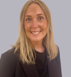 Hanna Skagerlind grå bakgrund Hanna Skagerlind grå bakgrund